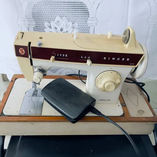 Máquina de costura Singer Facilita Elétrica 248