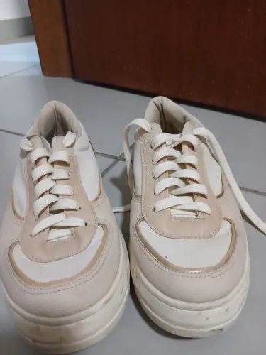 Vendo tênis usado tamanho 38 da marca constance por 100 reais, fale comigo pelo WhatsApp! 