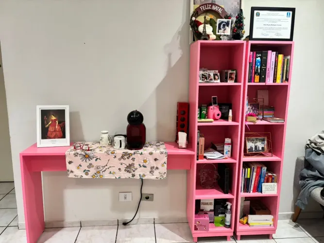 Conjunto de Mesa e Estantes DESAPEGO