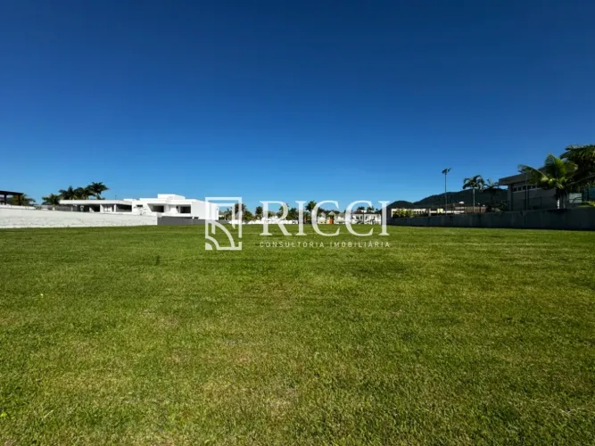 Terreno à venda no Condomínio Jardim Acapulco, Guarujá-SP, com 2.500m² de área!