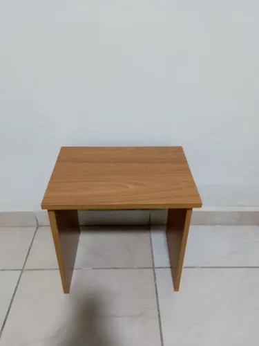 Banqueta de mdf, cores variadas.