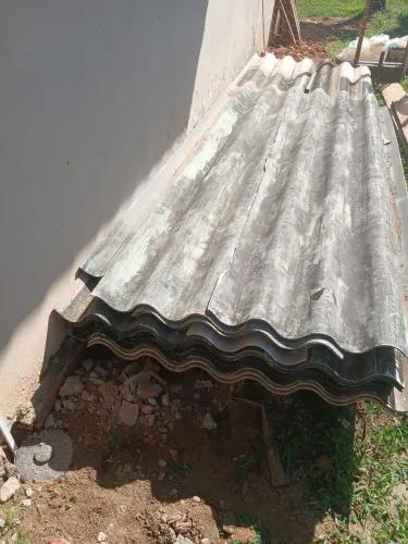 Vendo 13 telhas pra área medindo 3,60x1 MT com amianca em perfeito estado valor: 700,00 R$