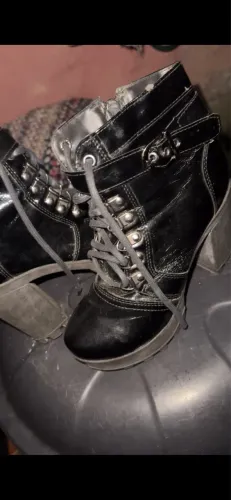Bota cano curto de salto preta verniz 