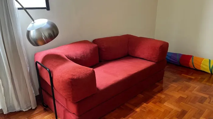 Sofá-cama terracota 2 lugares - modelo modular com estrutura metálica