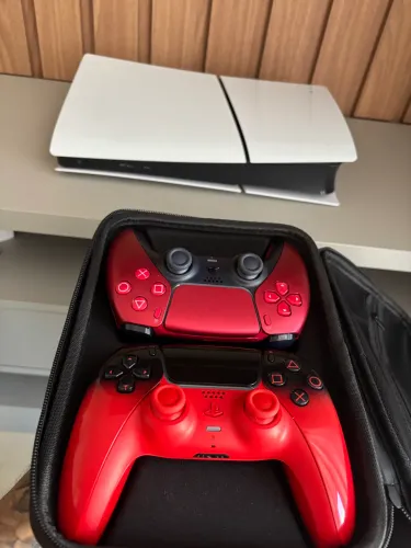 PlayStation 5 com 2 controles