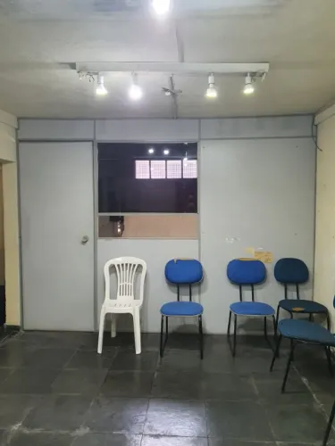 Divisórias de escritório com 3 portas e vidro - aprox. 27 m lineares (67 m²)