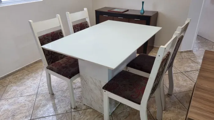 Mesa tampo de vidro + 4 cadeiras MDF