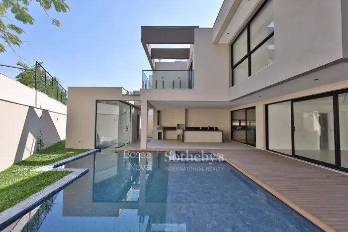 Casa com vista para a Pedra da Gávea e área de lazer integrada em condomínio reservado