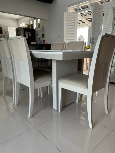 Conjunto mesa de jantar com cadeiras (excelente estado)