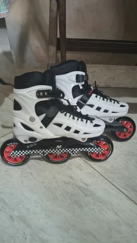 Patins nunca usado, tamanho do 40 ao 43, só provei e vi que ficou apertado, nem patinei.