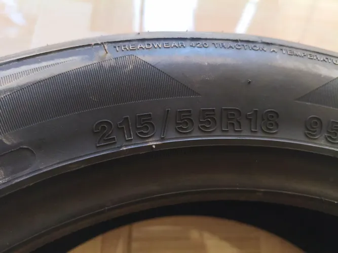 Par de pneus 215/55/18 novos, sem uso