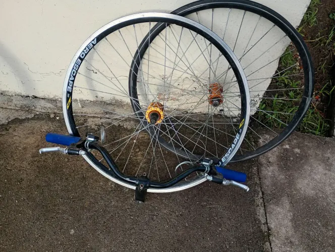 Combo de 2 Aros 1 da marca Aero Espape e um guidão sem marca com marcha. 