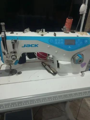 Máquina de costura Jack 4 semi nova pouco uso