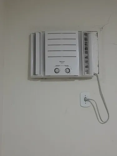 O Ar Condicionado de janela Springer Midea de 7.500 BTUs (220V)