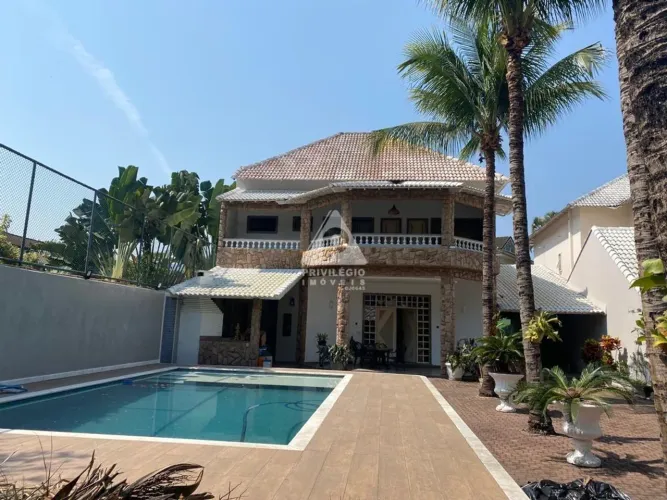 Casa Triplex com 4 Suítes, 4 Vagas e Lazer Completo no Núcleo das Mansões