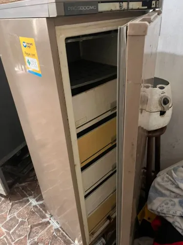 Freezer vertical 110v com marcas de uso 