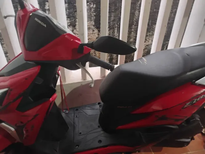 Vendo uma moto Honda elite 125 cilindradas ano 2019 com marcas de uso