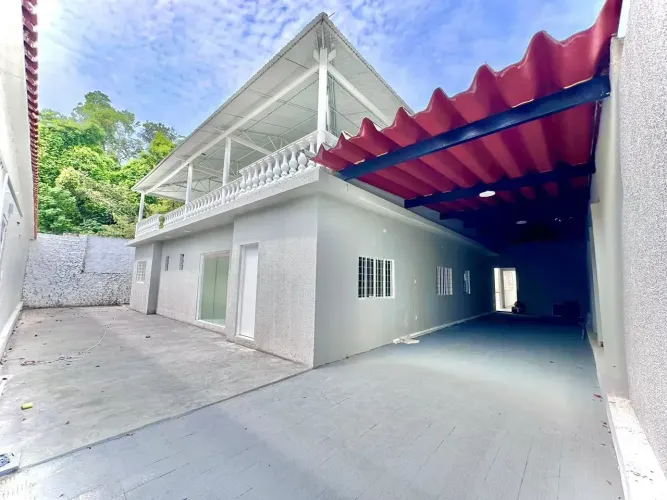 Casa Comercial e Residencial no Conjunto Ajuricaba 03 Qts/ Suite/ 05 Vagas
