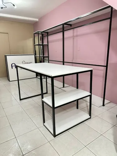Mesa para Loja em Metalon e MDF com 2 Nichos 