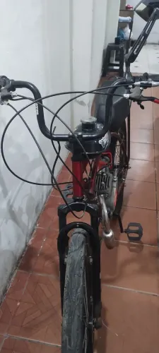 Bicicleta motorizada 80 cc, bicicleta montada por um profissional, usada poucas vezes.