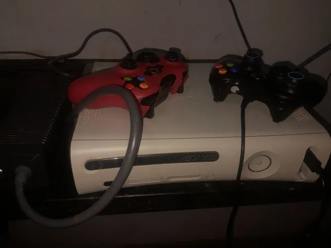 Xbox 360 com desbloqueio LT3.0 por R$400 preso pra sair logo + 2 controles + 25 jogos