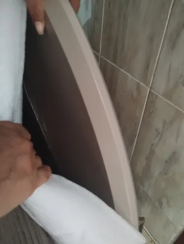 Mesa e cadeiras estofadas com tampo de vidro 