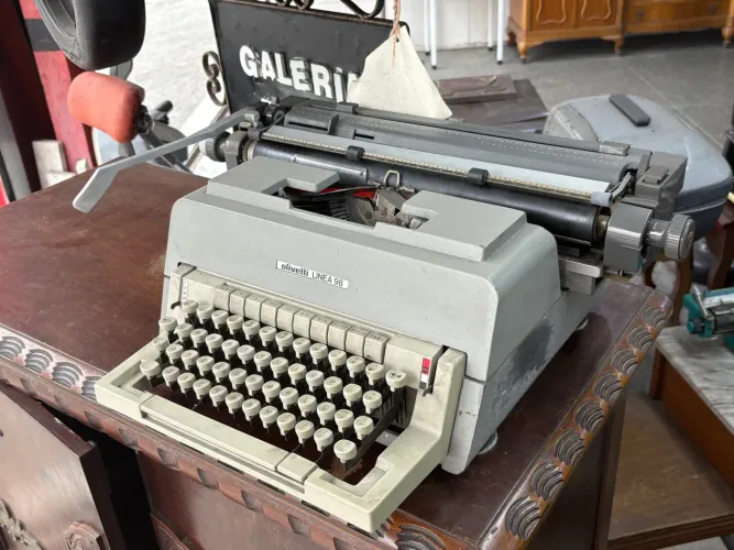 Máquina de escrever profissional Olivetti linea 98
