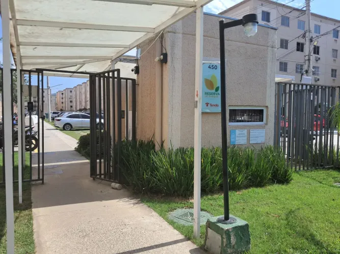 Alugo apartamento no Condomínio Reserva do Parque 1 por 700 R$