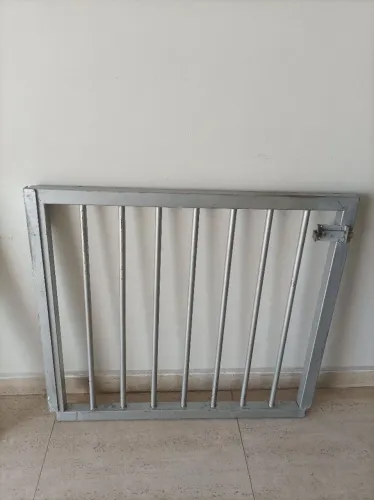Grade de metal. Altura: 80cm. Comprimento: 90 cm.