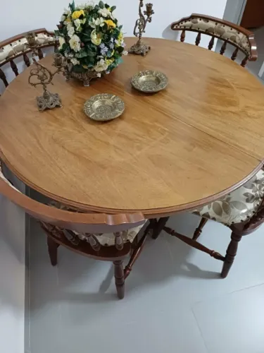 Mesa redonda  em madeira maciça