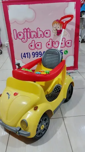Carrinho Smart Fusca Calesita Cor Amarelo, proteções nos pes e tbem lateral, inclui pedais