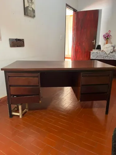 Escrivaninha de madeira