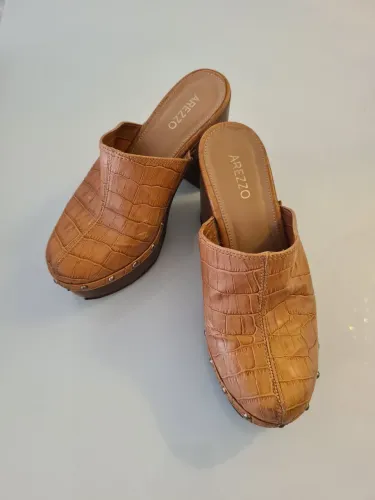 Sapato de Couro e Madeira com Tachas - Arezzo - Usado 