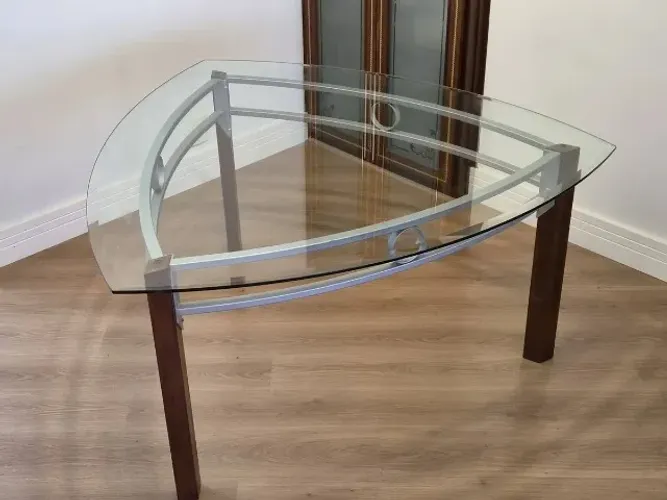 Mesa De Jantar Triangular Tampo De Vidro Pés De Madeira (Usado)