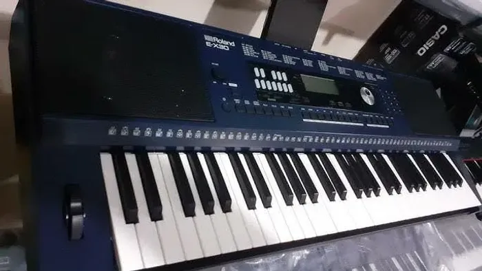 Teclado roland ex-30 conservado sem detalhes