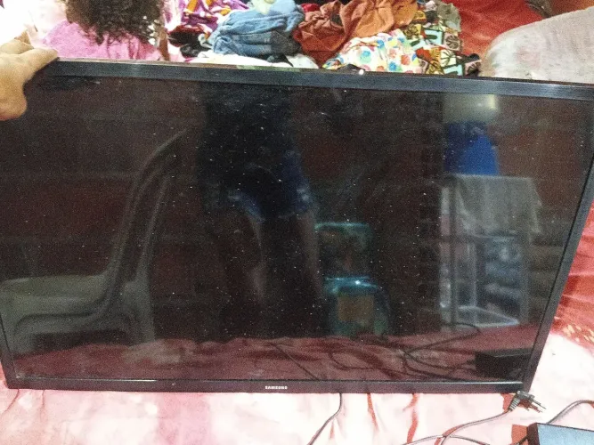 TV Samsung ótimo estado so com a tela preta precisa consertar