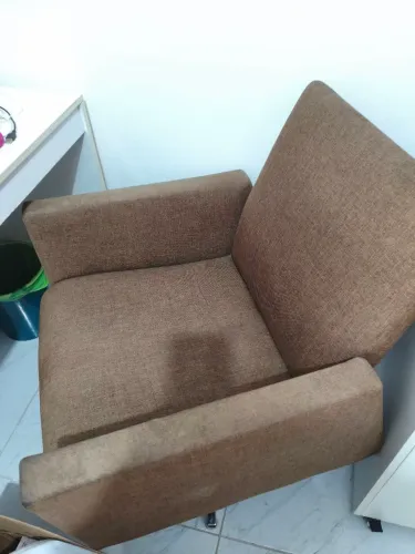 Poltrona giratória Diely em linho café