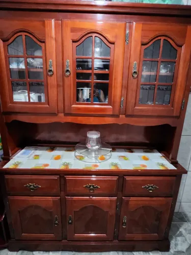 Armário de cozinha tipo cristaleira. Antigo, de madeira de verdade. Usado em ótimo estado!