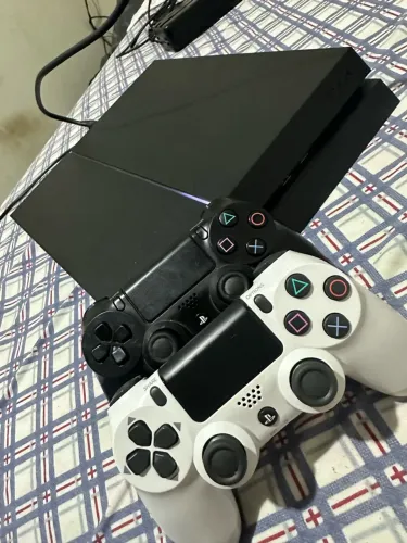 PS4 funcionando perfeitamente e pronto para jogar