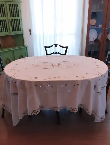 Toalha de mesa em linho, bordado e renda manuais