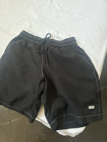 Vendo short da high 70 reias nunca usado!tamanho P