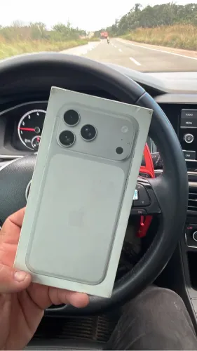 Vendo ou troco iPhone 17 pro Max zero em ps5 pro com volta pra mim