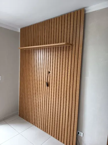 Painel de ripado MDF com prateleira e Led