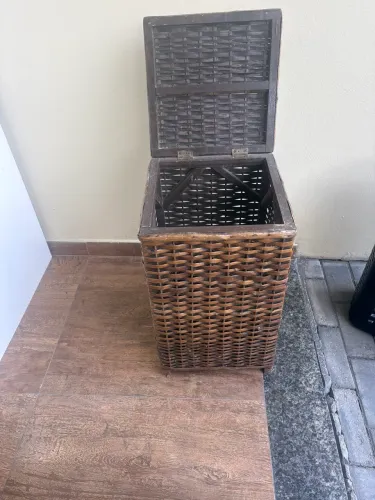 Cesto de Roupas Retrô em Vime Natural com Tampa