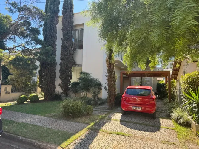 Linda casa com vista espetacular no condomínio Paineiras