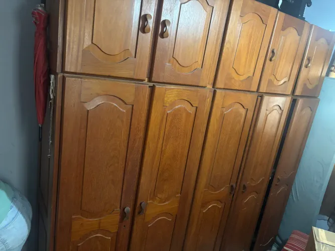 Guarda roupa cerejeira 06 portas mais maleiro com algumas avarias