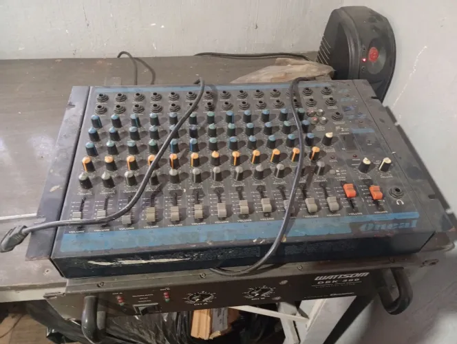 Caixa de som mesa e amplificador