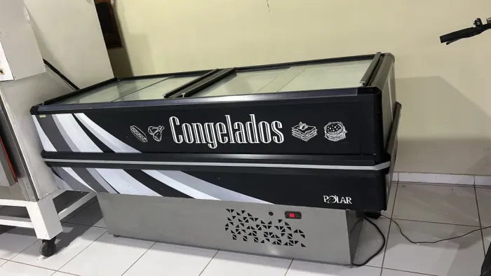 Freezer e Ilha tamanho comprimento 2 m funcionando tudo boa valo $6.000 ligar *71