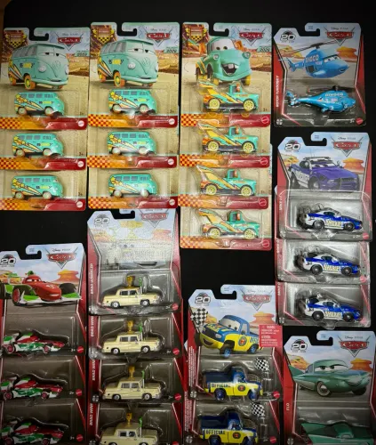 Miniaturas Disney Cars Pixar R$120,00 CADA. 