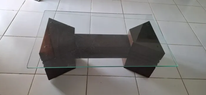 Mesa de centro com tampo de vidro